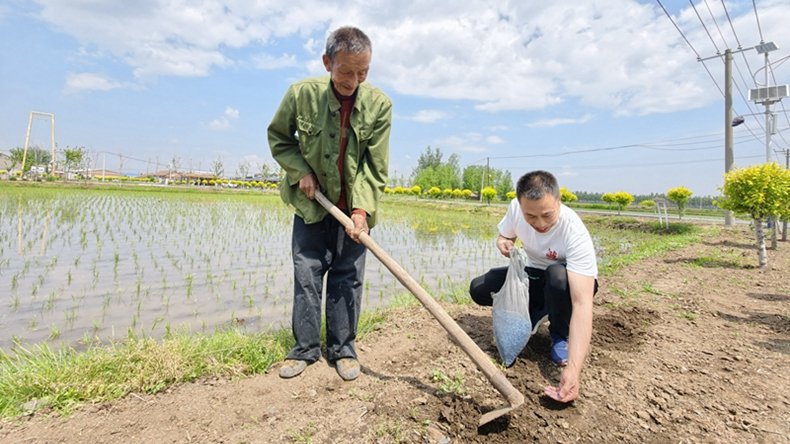 充电宝往包里一塞