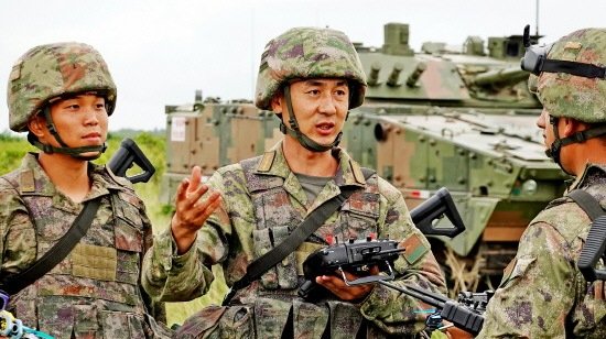 司号员吹响嘹亮的军号