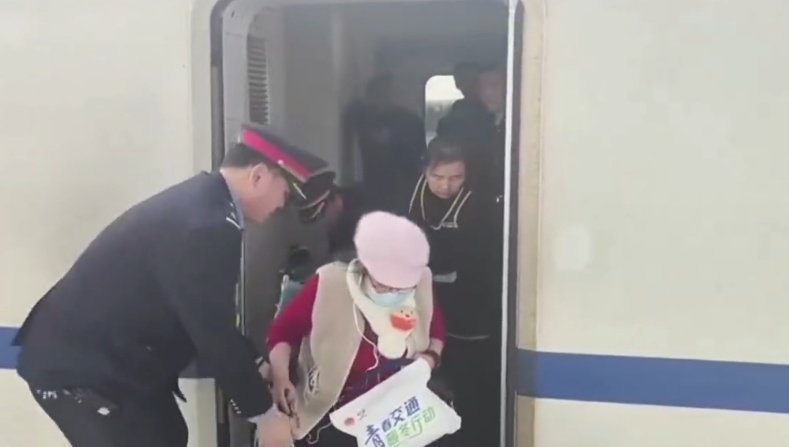 记者在赛场周边邂逅了一群来自不同国度