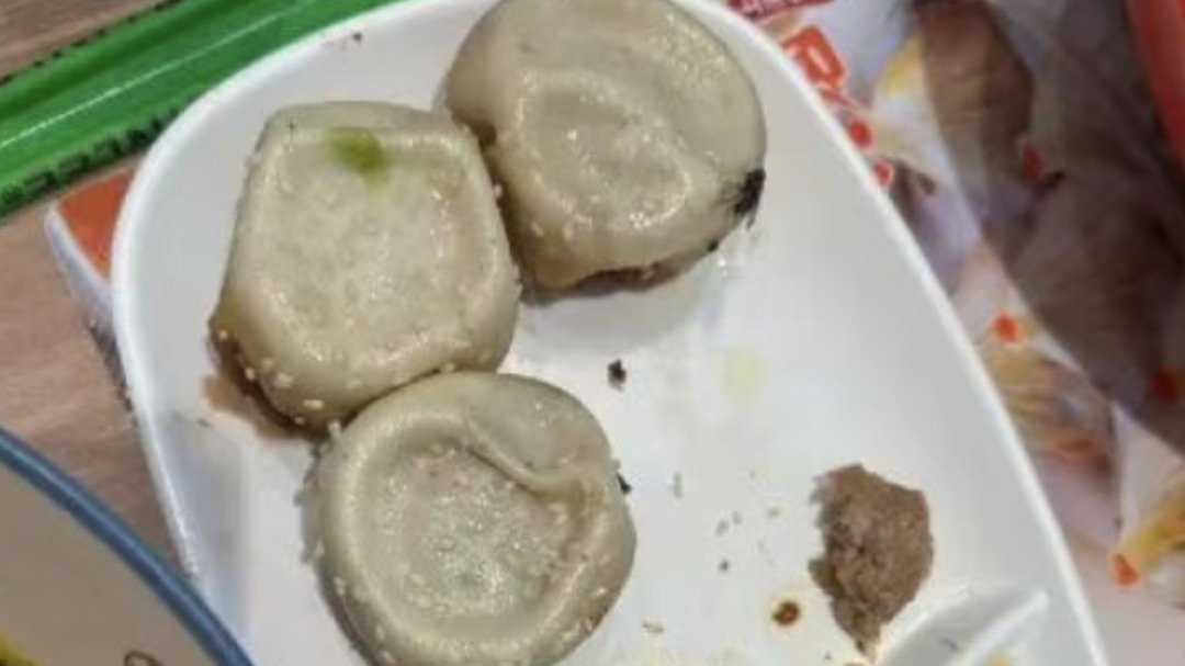 顾客称小杨生煎吃到活虫“正在爬动”